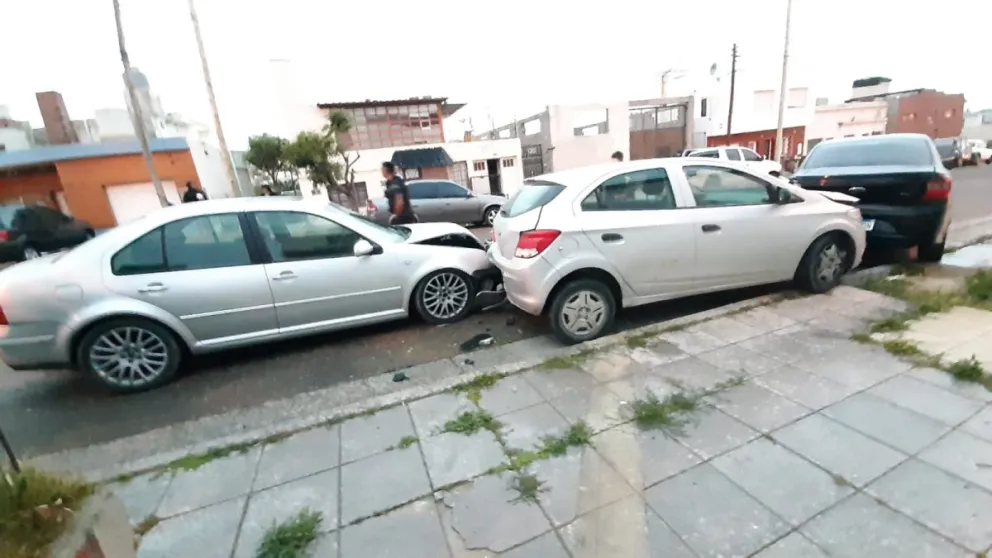 Conducía alcoholizado y chocó contra dos vehículos estacionados