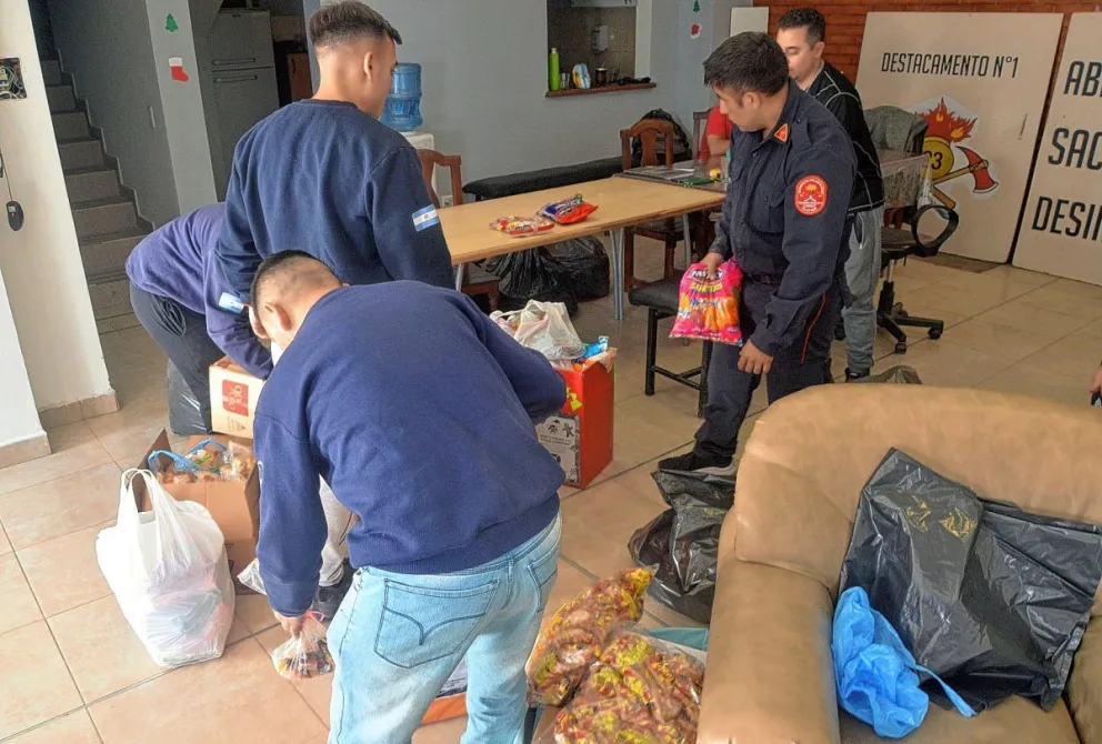 Bomberos del Destacamento 1 siguen recibiendo golosinas para celebrar la Navidad con más de 8.500 niños de la zona sur