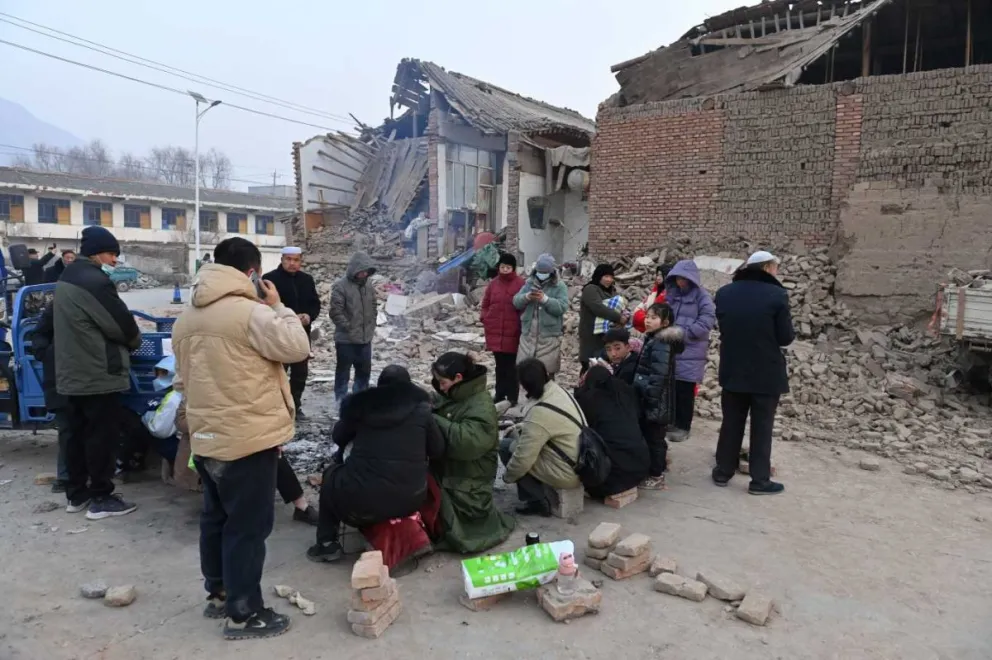 China intensifica ayuda después de un terremoto que se cobró más de 100 vidas