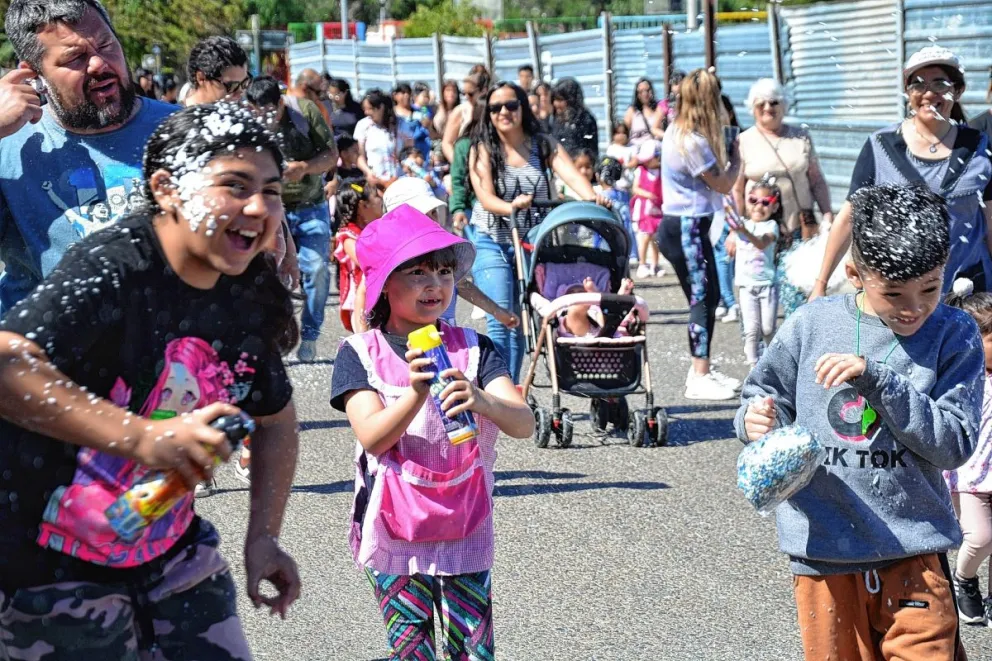 El jardín 421 organizó una caravana con las salitas de 5 para despedir el ciclo lectivo 2023
