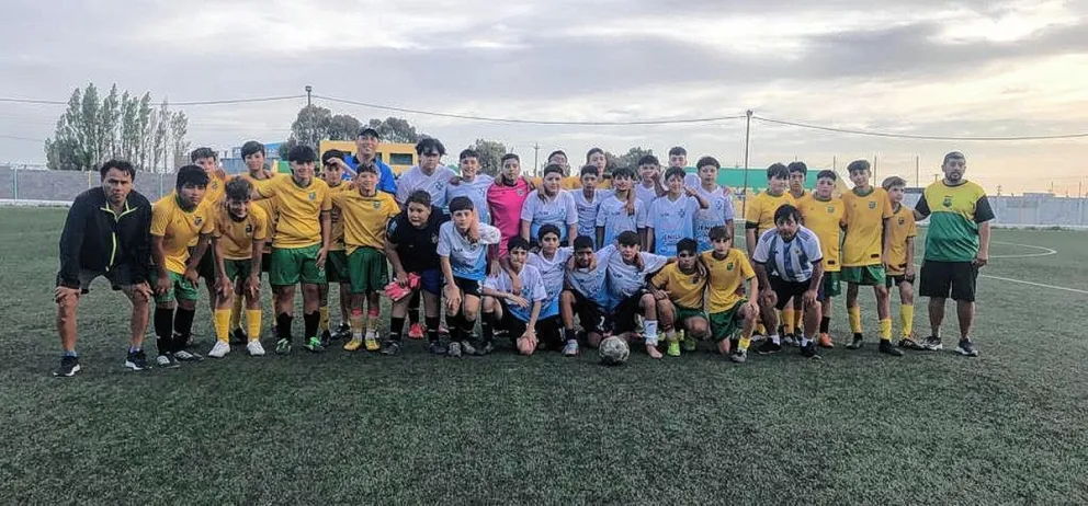 Los chicos de Caleta Córdova disputaron amistosos en el Valle