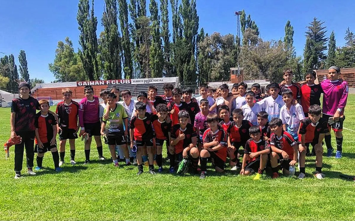 Los chicos de Caleta Córdova disputaron amistosos en el Valle