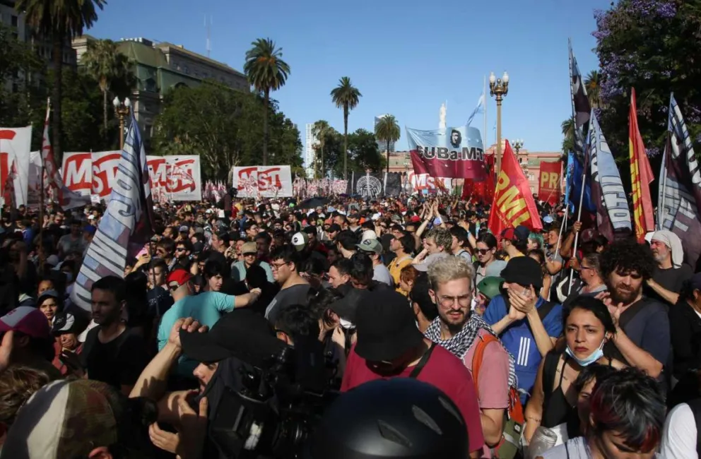 Las organizaciones sociales marcharon sin cortar la 9 de Julio, en el estreno del Protocolo Antipiquetes