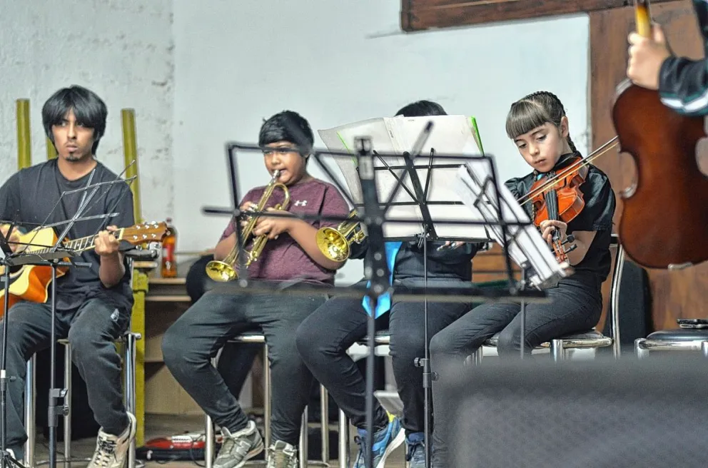 La Banda Infanto Juvenil de la Batucada Comodorense  despidió el año con un show para las familias y el barrio