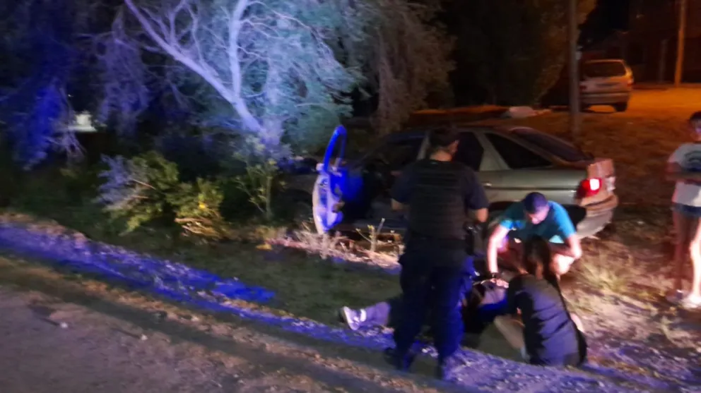 Conducía alcoholizado y chocó contra un árbol