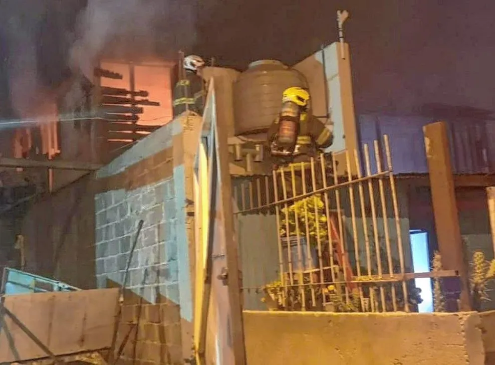 Se prendió fuego una casa con una mujer y sus nietos adentro y uno de ellos murió calcinado: una nena de 13 años