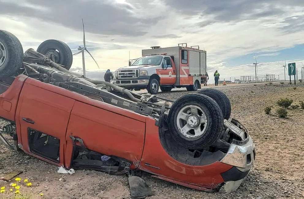 Espectacular vuelco de una Ford Ranger en Ruta 281 con cinco hombres ilesos