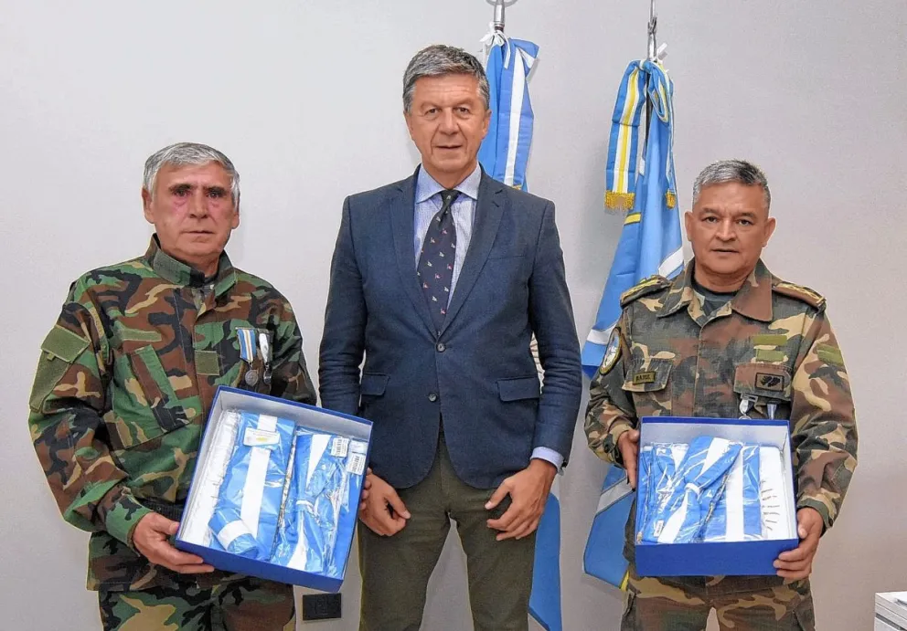 Menna entregó banderas de ceremonias a ex combatientes de Malvinas