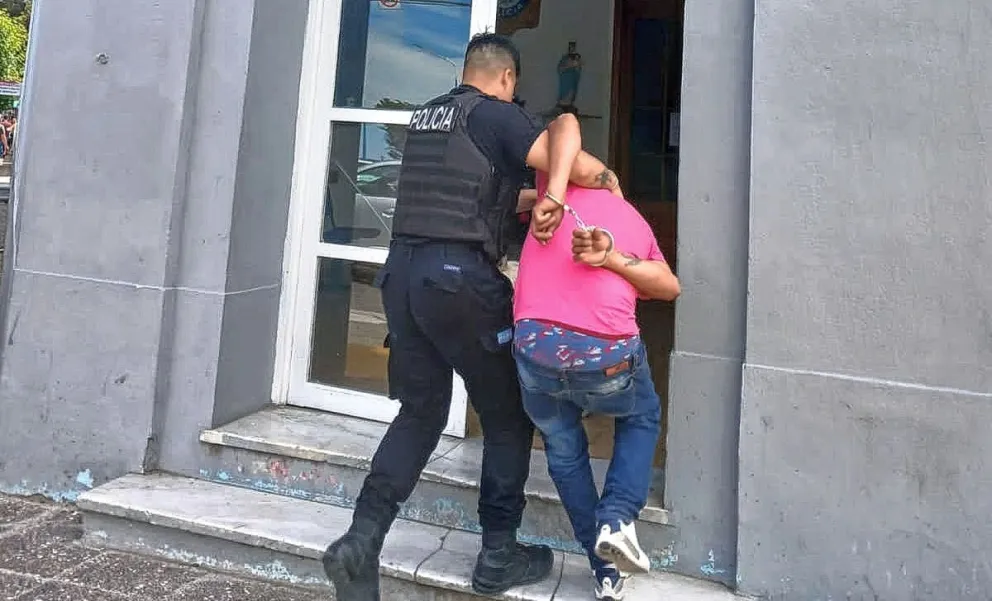 En una céntrica galería comercial un vendedor de medias terminó preso por querer obligar a punta de cuchillo a que un hombre le compre