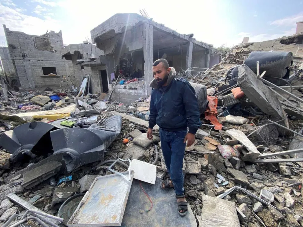 Al menos 70 personas murieron en un ataque nocturno aéreo israelí contra el centro de la Franja de Gaza