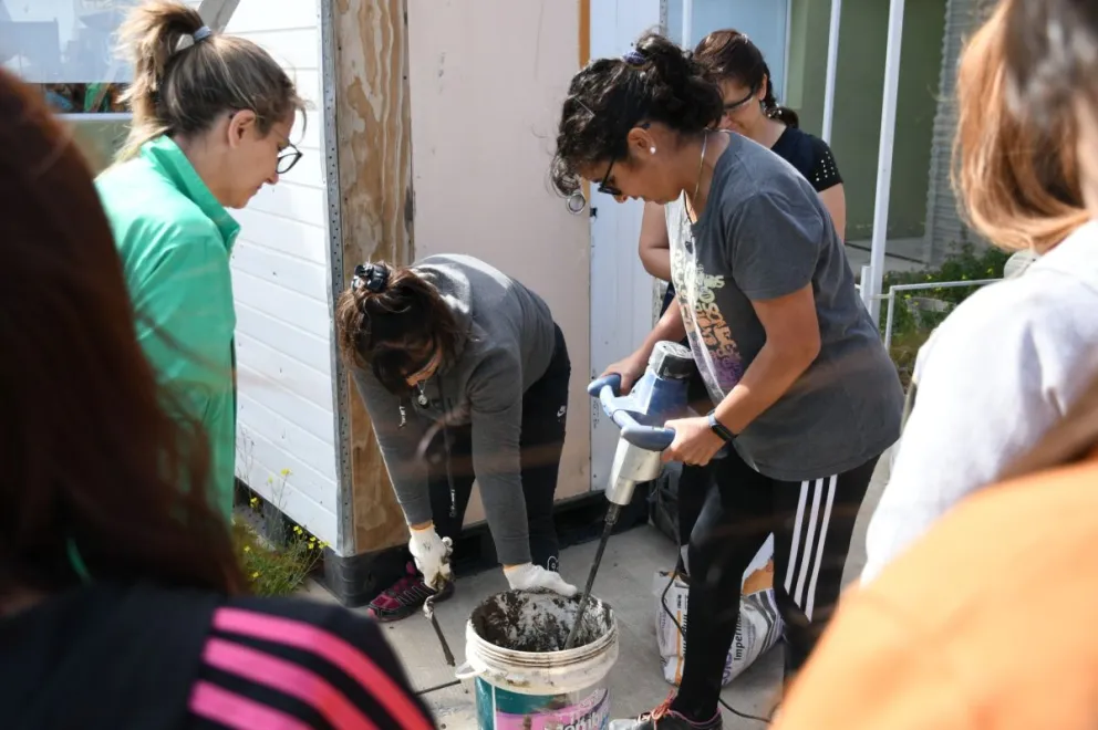 Con una capacitación a mujeres sobre instalación de pisos culminó la Formación de Oficios 2023 de Comodoro Conocimiento