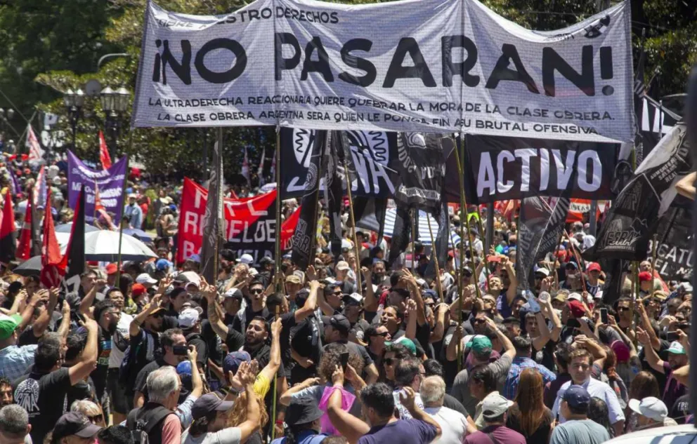 La CGT se movilizó a Tribunales y la Justicia le rechazó el amparo presentado contra el DNU de Milei