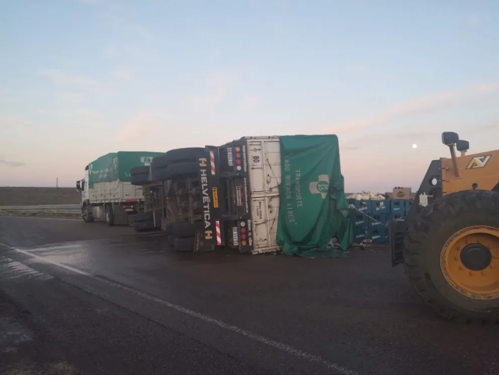 Un camión volcó en la Ruta 3