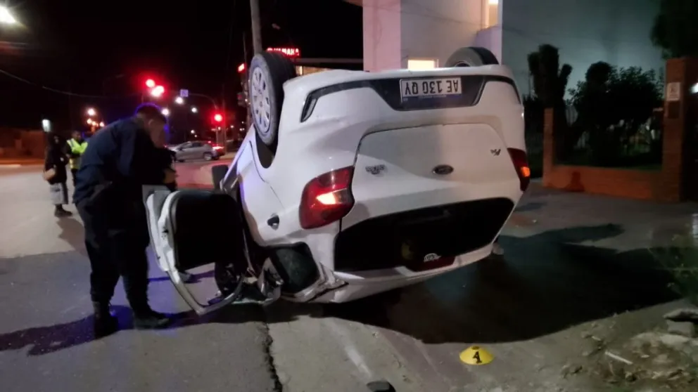 Choque y vuelco en el centro de la ciudad