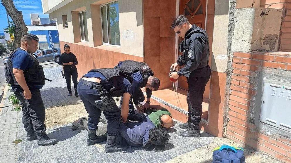 A pleno día y en el centro, barretearon la puerta de una casa y robaron máquina de coser, pero los atrapó la policía