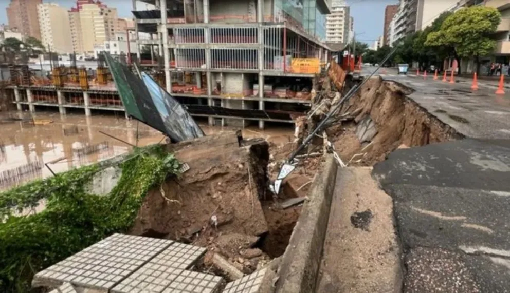 Agresivo temporal en Córdoba: derrumbe en plena avenida, destrozos y decenas de evacuados