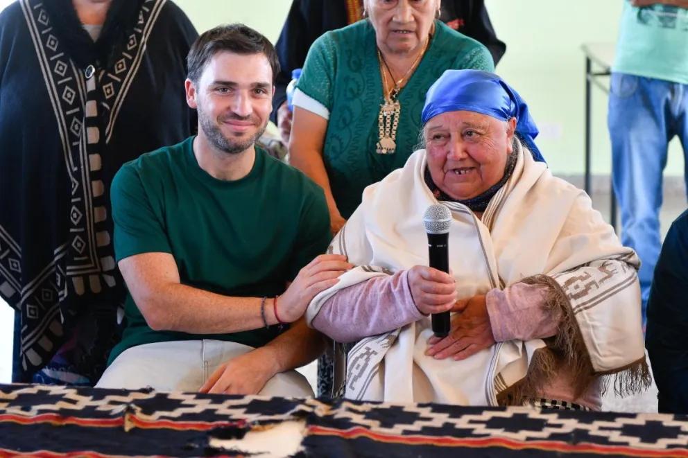 El gobernador entregó la custodia del poncho de Inacayal a comunidades originarias