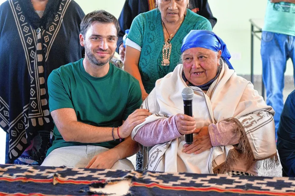 Torres entregó la custodia del poncho de Inacayal a comunidades originarias: “Es un símbolo de la unión y el respeto entre los pueblos”