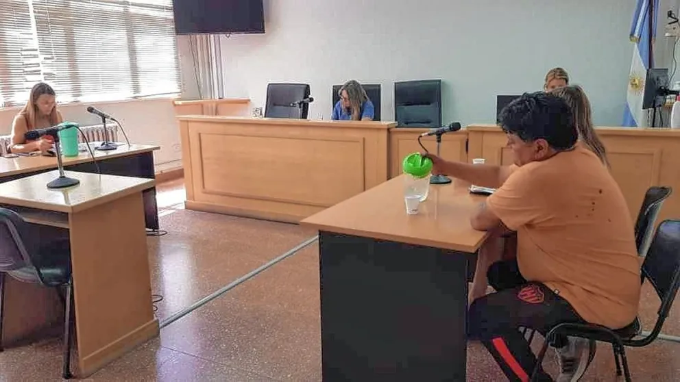 Esquel: Llegó a la casa de su ex y apuñaló a la actual pareja y un amigo: fue la primera audiencia del año