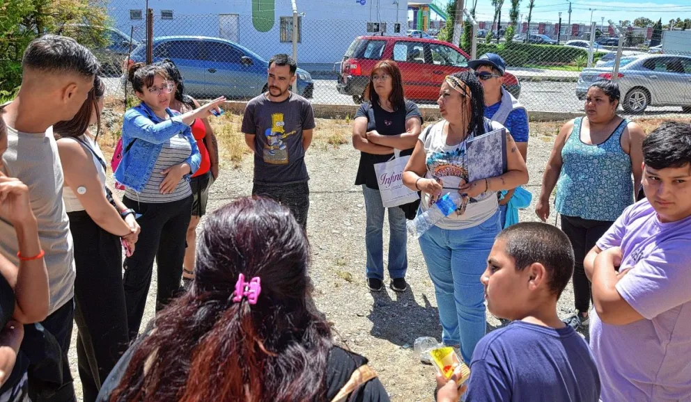 Más de 100 familias exigieron la entrega de sus lotes en Radio Estación