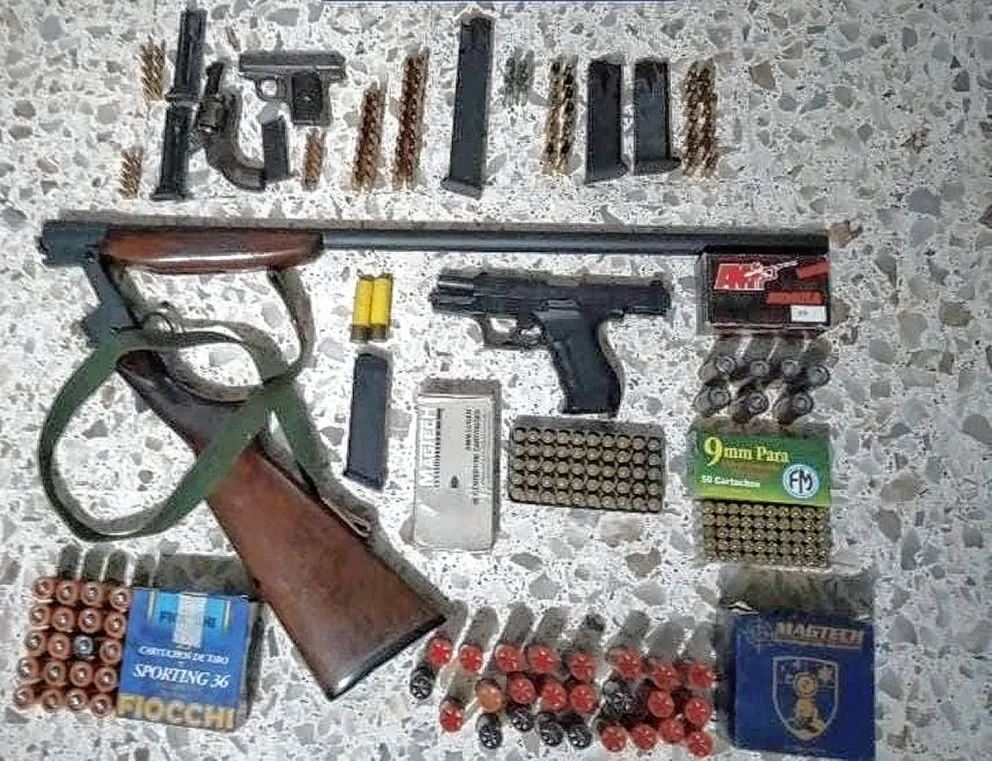 Su ex pareja lo denunció por violencia de género, lo allanaron y le encontraron un arsenal