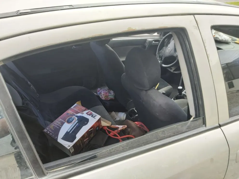 Robaron elementos del interior de un auto y fueron detenidos 