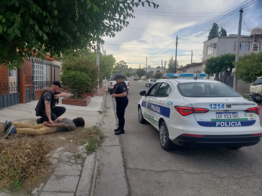 Dos runners persiguieron y atraparon a un ladrón que robó la batería de un auto