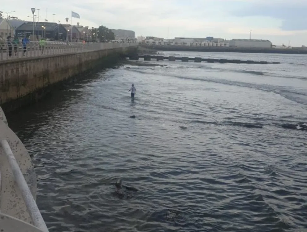 Se le cayó el reloj en la costa, fue a buscarlo y quedó atrapado por la marea