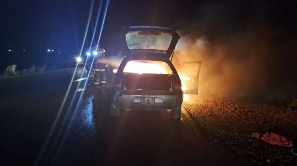 Por un desperfecto mecánico un vehículo se incendió