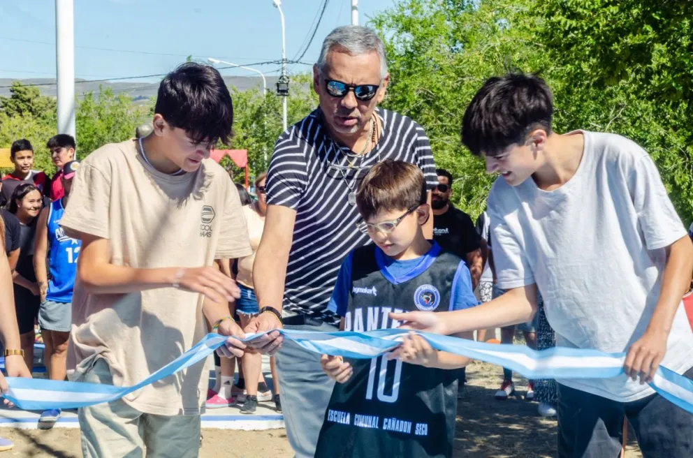Se inauguró una cancha de básquet 3x3 en la Plaza Gas del Estado de Cañadón Seco
