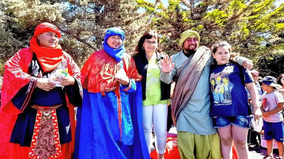 Los Reyes Magos llegaron por mar a la costanera y fueron recibidos por cientos de niños