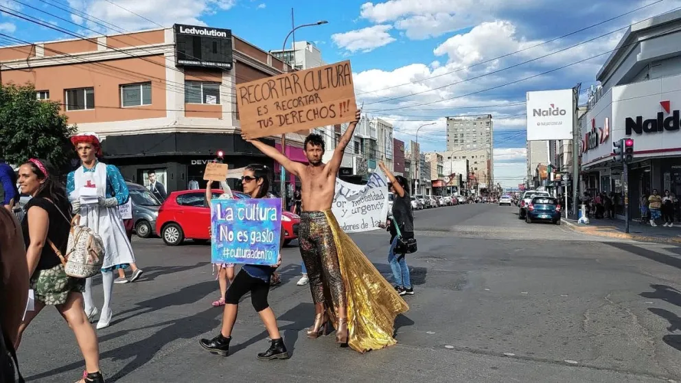 Intervención artística en el centro de la ciudad en rechazo a medidas de Milei