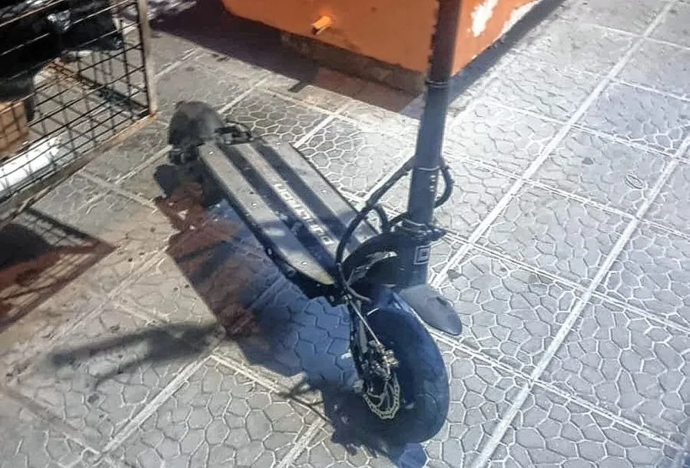 Circulaba en monopatín a las 5 de la mañana por calles de “la loma” y terminó fracturado tras ser tocado por un vehículo