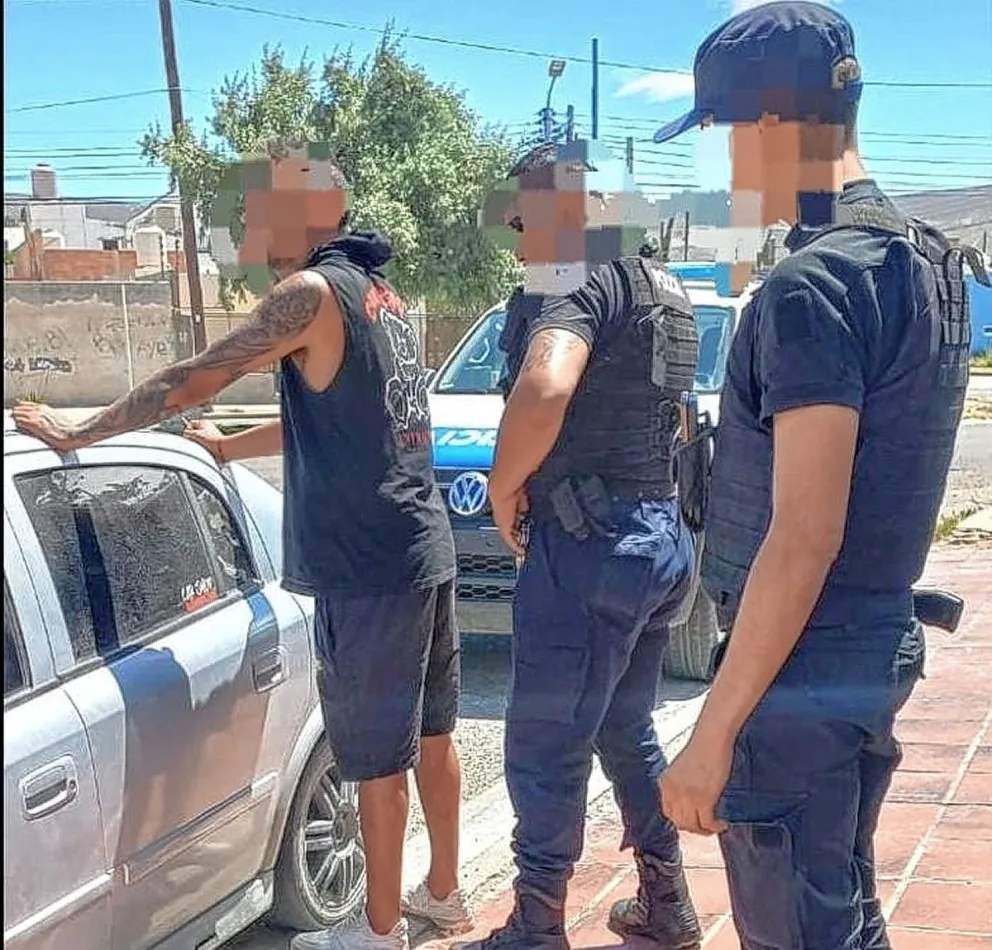 Circulaba zigzagueante por Kennedy, casi provoca un accidente y luego terminó preso por tener captura recomendada