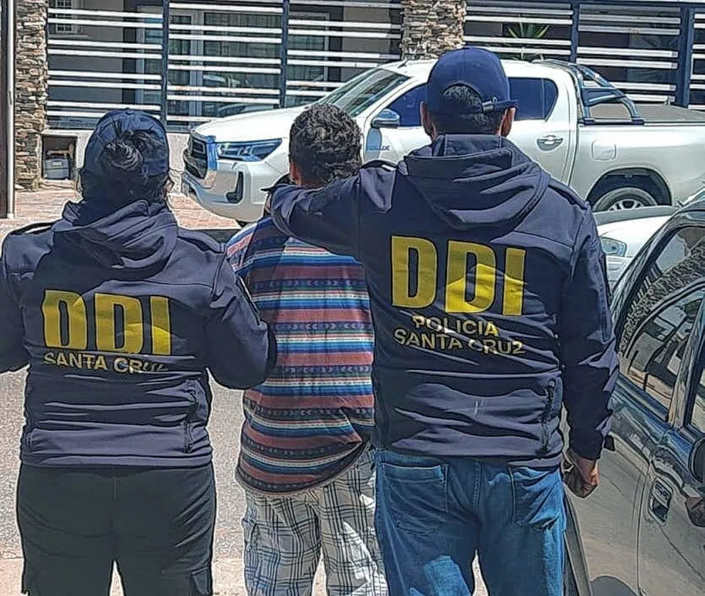 En Caleta Olivia balearon a un joven y la policía detuvo al autor y secuestró dos armas de fuego