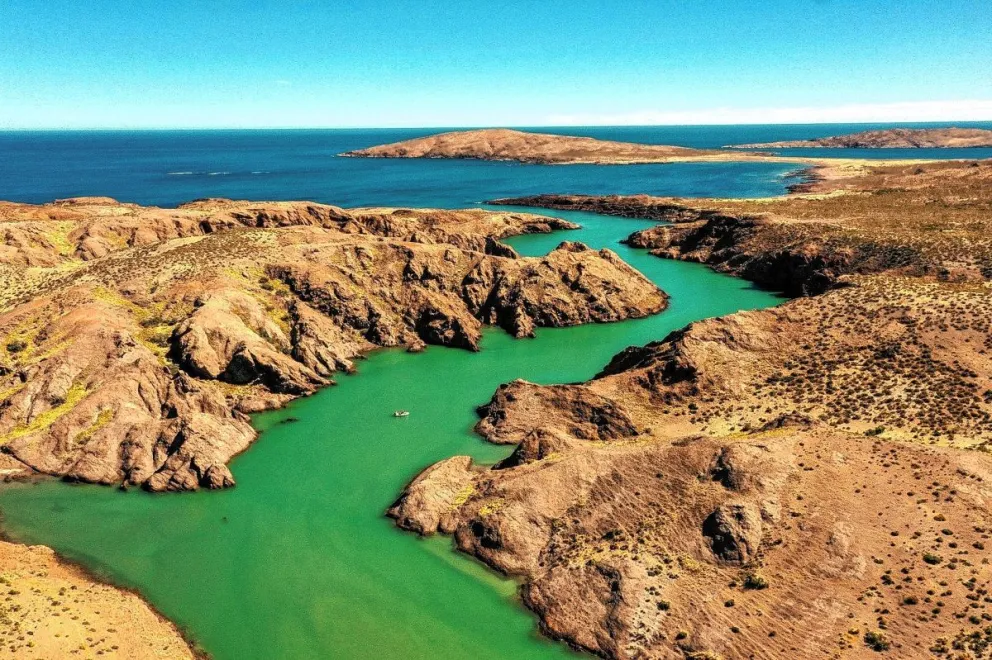 Excursiones náuticas en Camarones: fauna marina, leyendas y relatos históricos