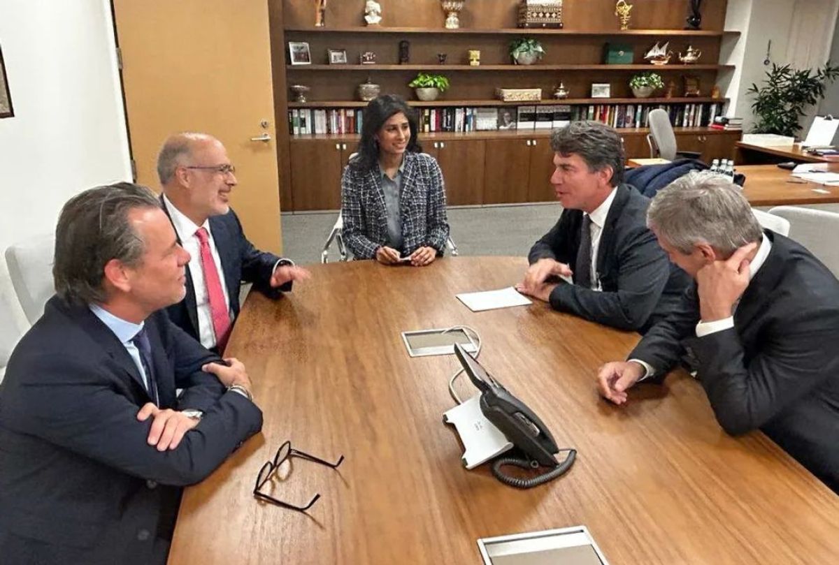 Caputo y Nicolás Posse se reunieron durante una hora y media con emisarios del FMI en la Casa Rosada