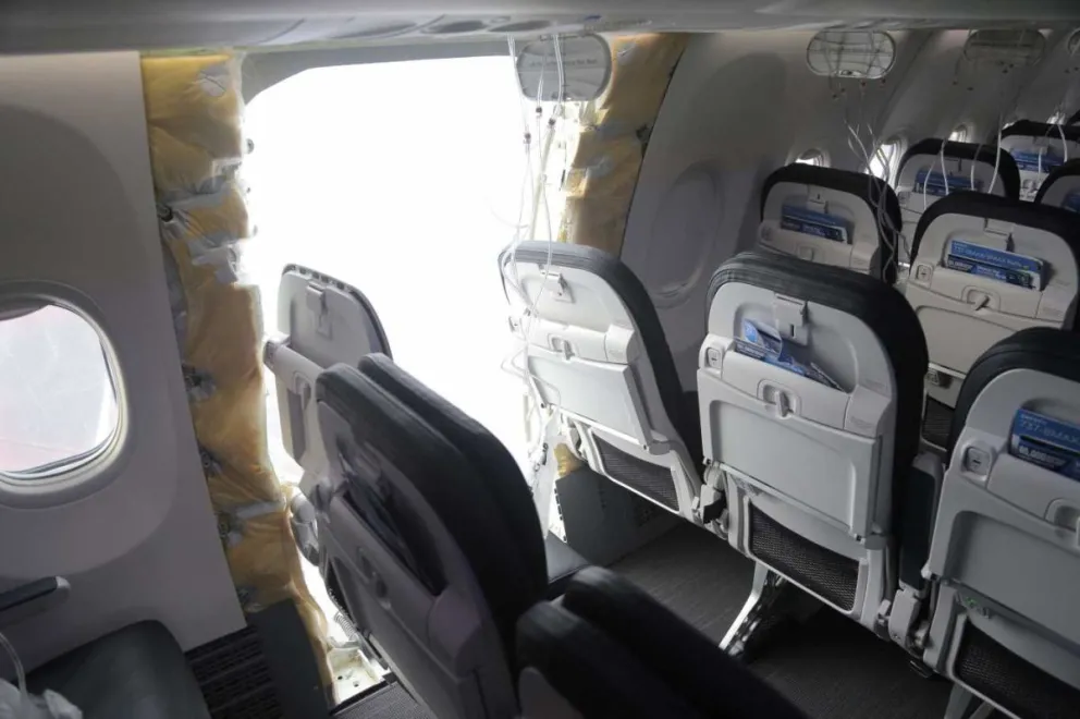 Encontraron la puerta del avión de Alaska Airlines que se desprendió en pleno vuelo