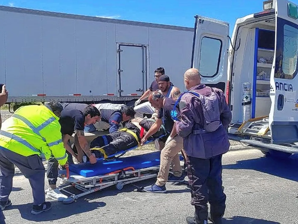 Un motociclista brasileño murió después de chocar con un compañero de viaje y pegar en el guardarraíl