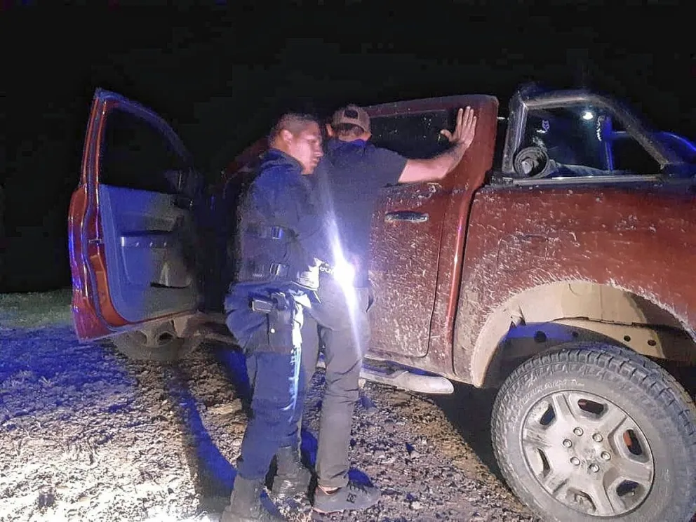 Estaba solo en su camioneta con vidrios laminados y en un oscuro descampado: lo encontraron nervioso y con un arma de fuego