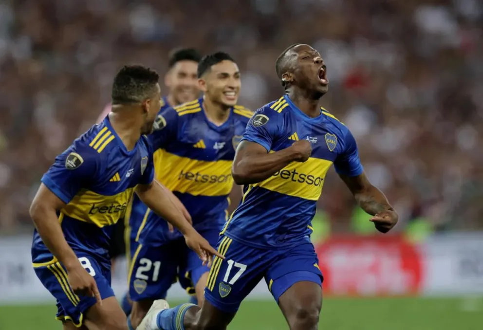 Tras la partida de Barco, Boca busca blindar a Advíncula pese a que recibió una oferta de Brasil