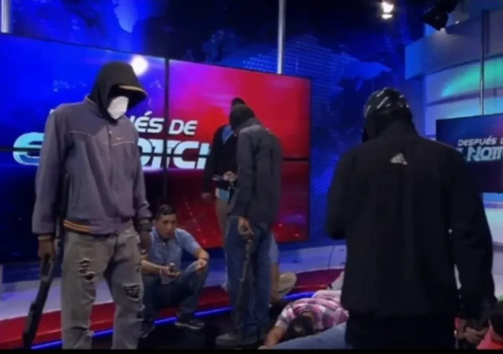 Encapuchados entraron a un canal de televisión y tomaron de rehenes a los trabajadores en Ecuador