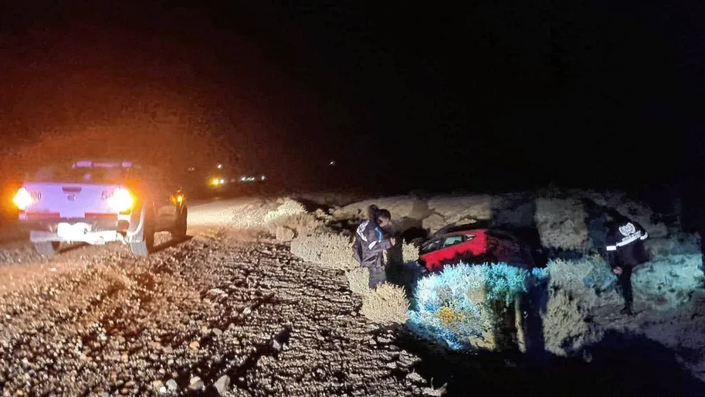 Milagrosamente salvados: Reventón de neumático, despiste y espectacular vuelco en plena madrugada en la ruta 26