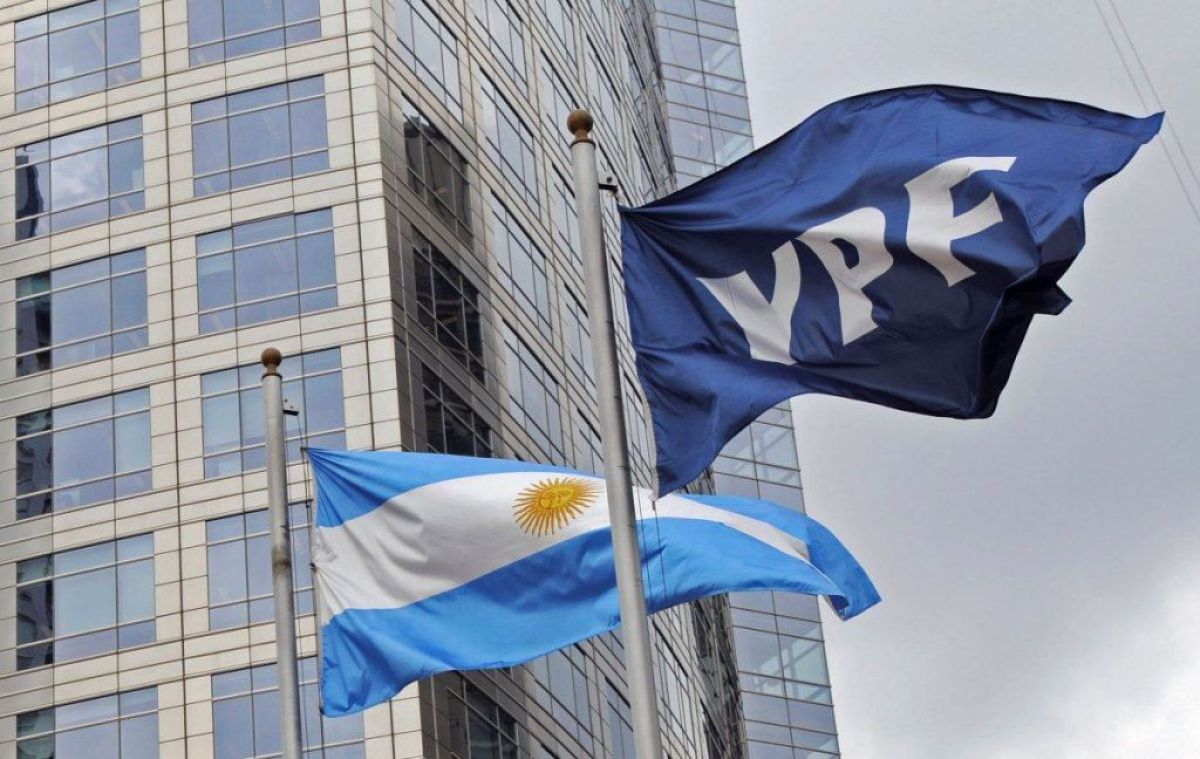 YPF sale de la mira de una privatización y sella un acuerdo con Santa Cruz