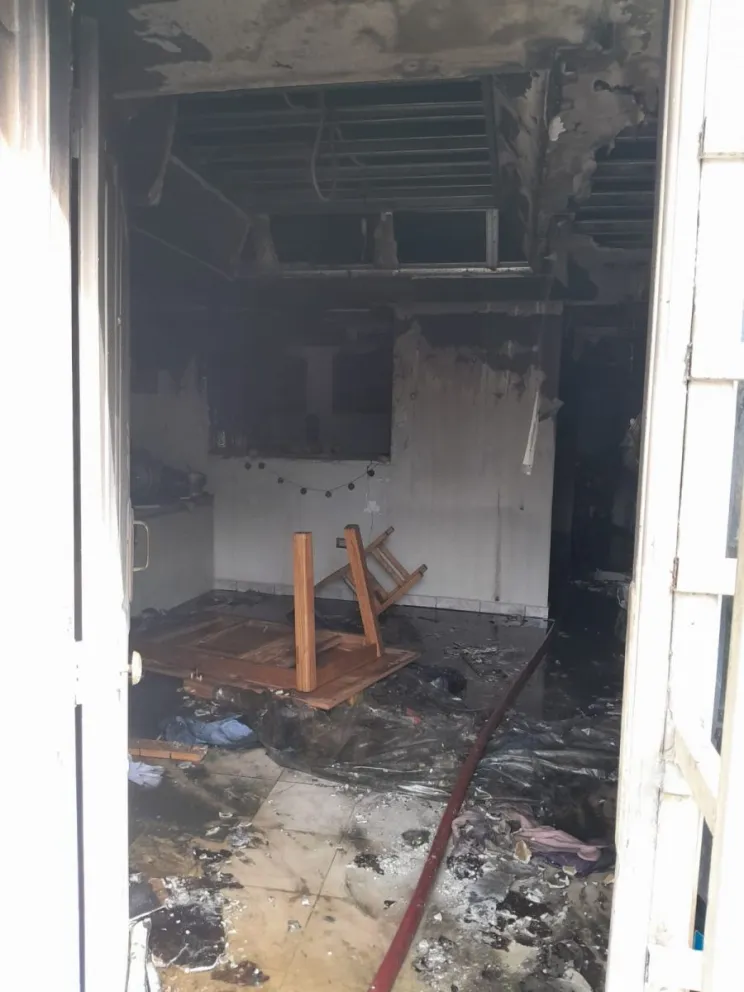 Mujer y sus dos hijas debieron salir por una ventana para escapar del incendio de su casa