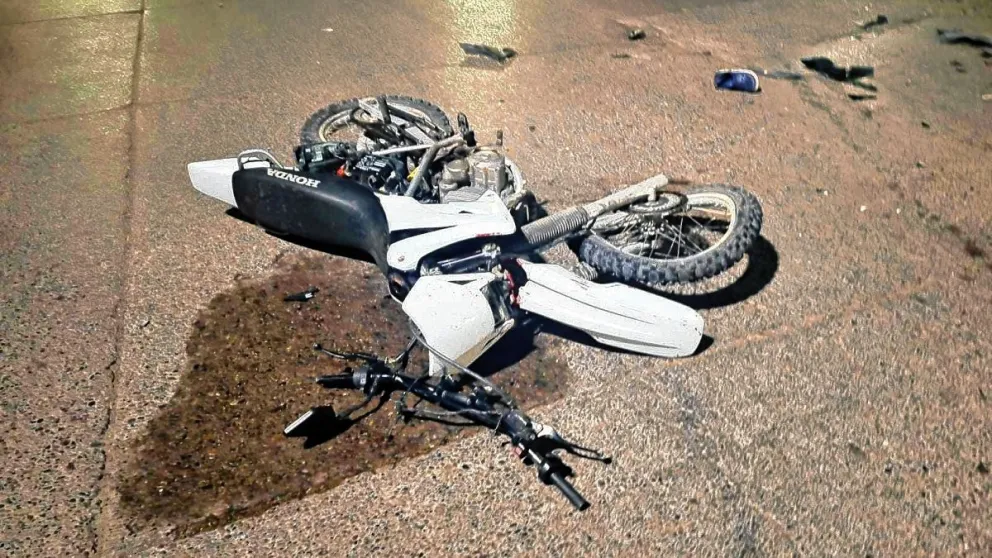 Motociclista con consecuencias graves en la cabeza tras violento choque con un auto
