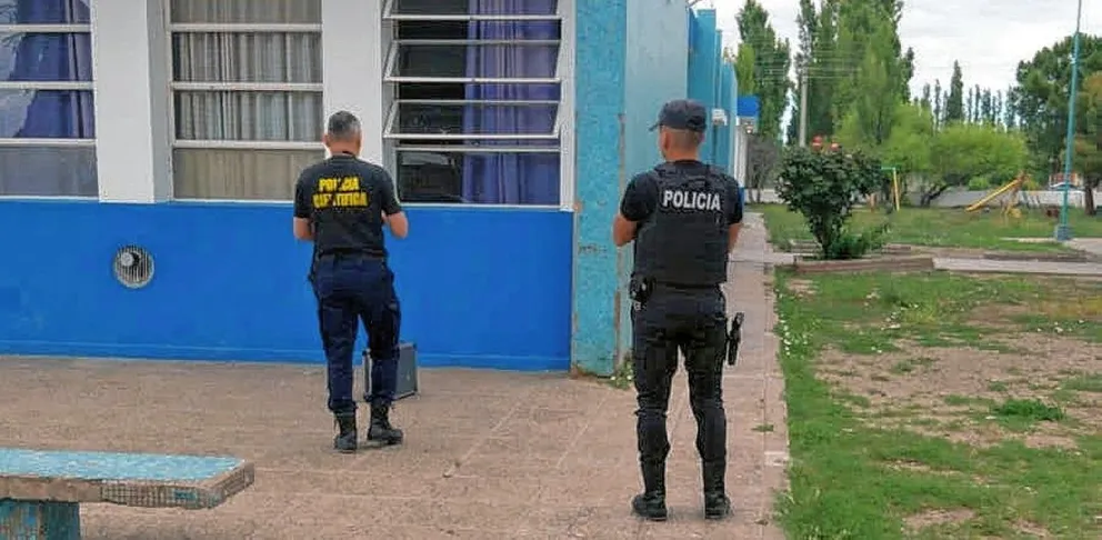 Entraron a una escuela de Sarmiento y provocaron daños en el interior