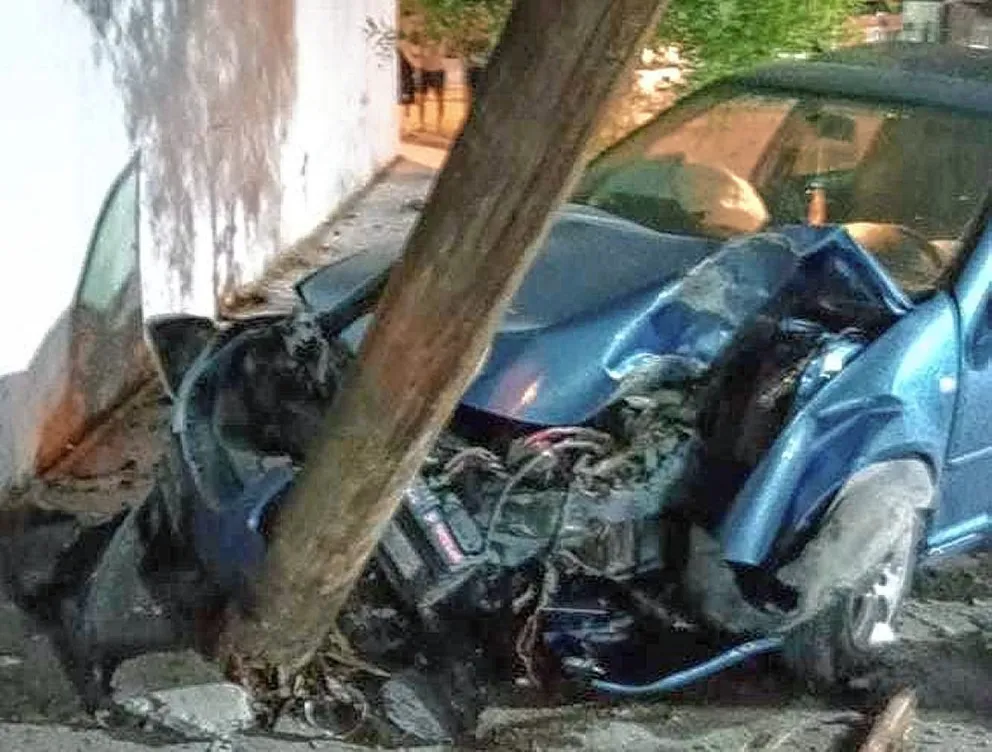 Jovencito de 16 le rompió el auto al padre chocándolo contra un poste telefónico