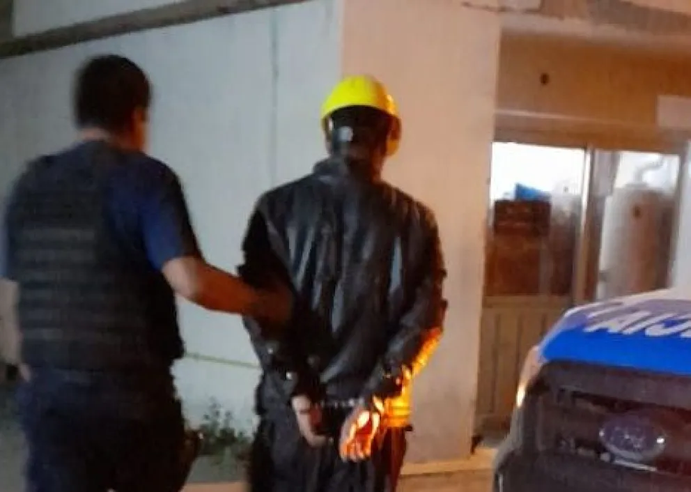 Con casco amarillo, mameluco azul y con arnés robaba cables y lo atrapó la policía en Km. 8