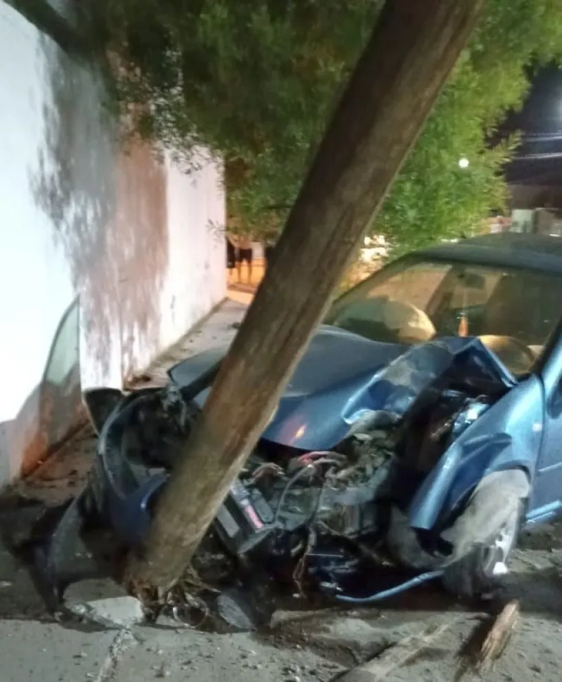 Jovencito de 16 le rompió el auto al padre chocándolo contra un poste telefónico